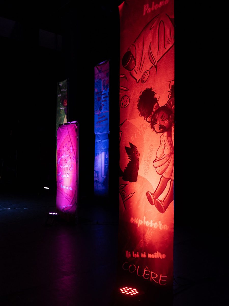 Totem lumineux vertical du spectacle LES EMOTIONS